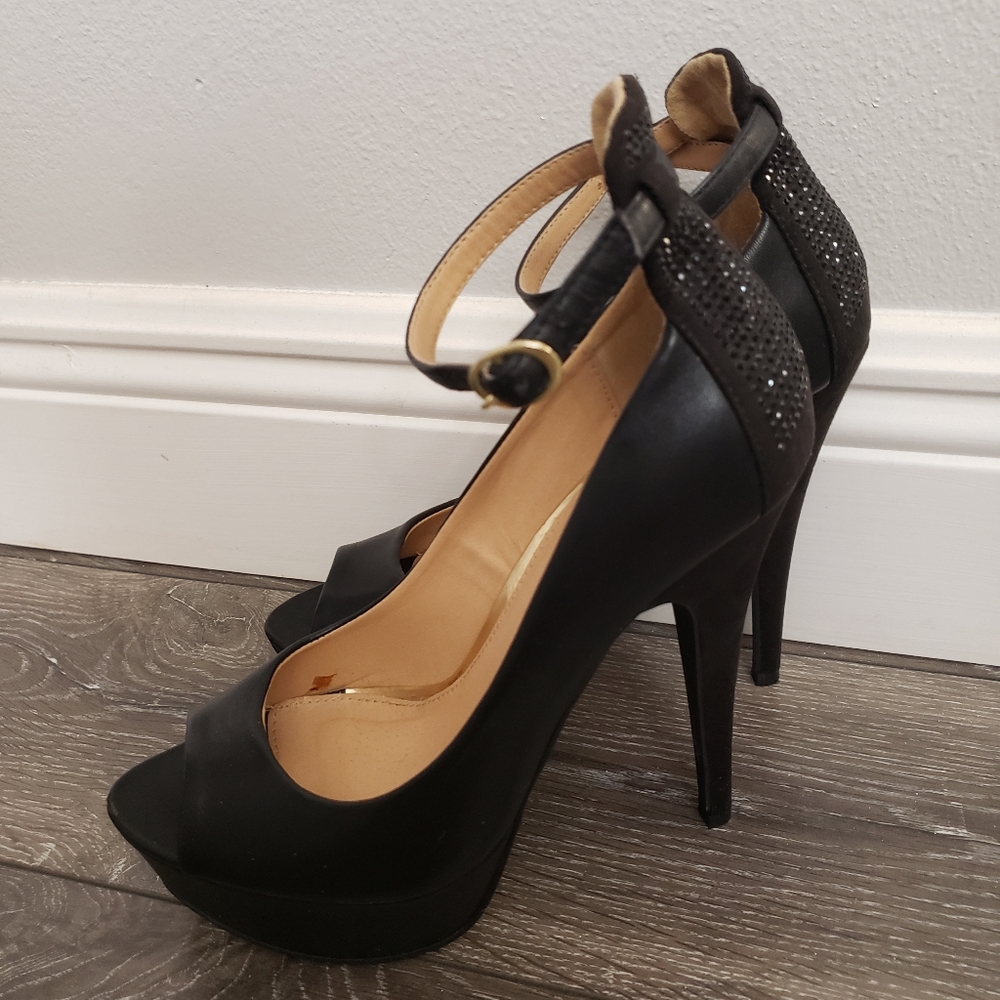 Forever21 black high heel shoes